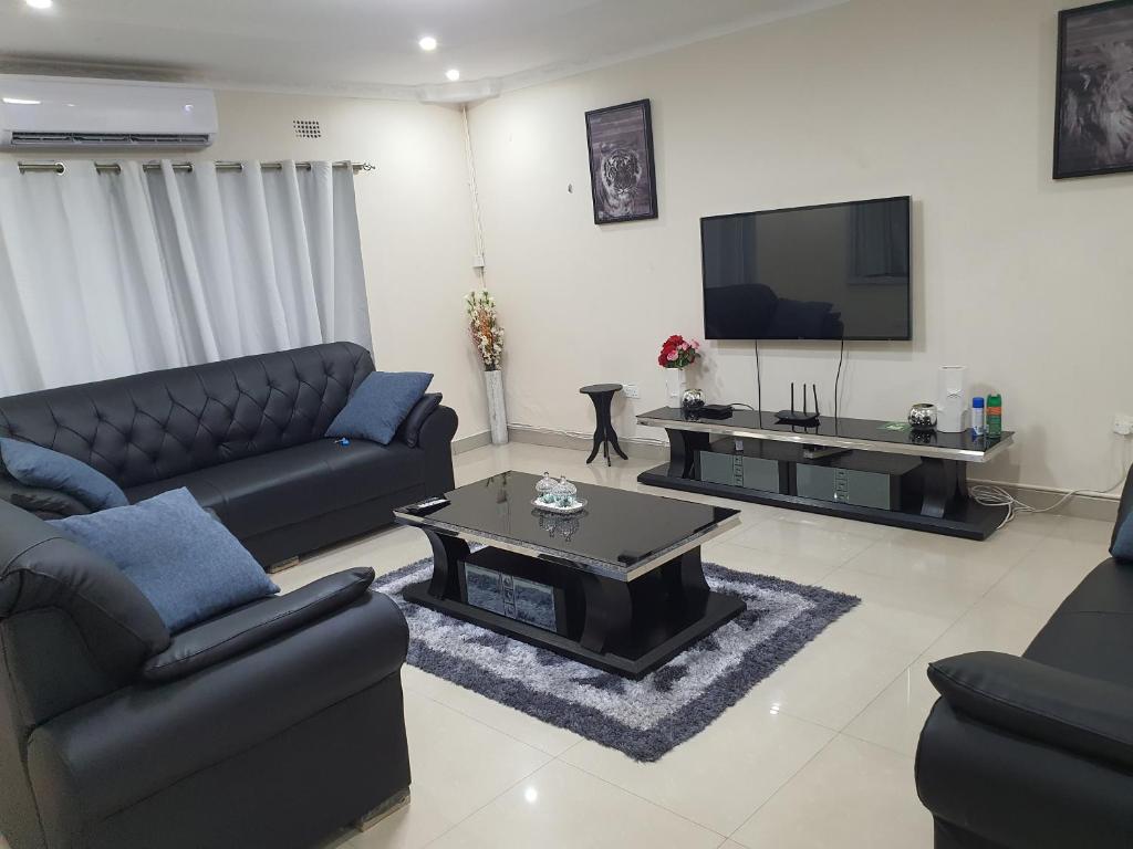 KitweArtem Apartments - Apartment 3的客厅配有两张沙发和一台电视机