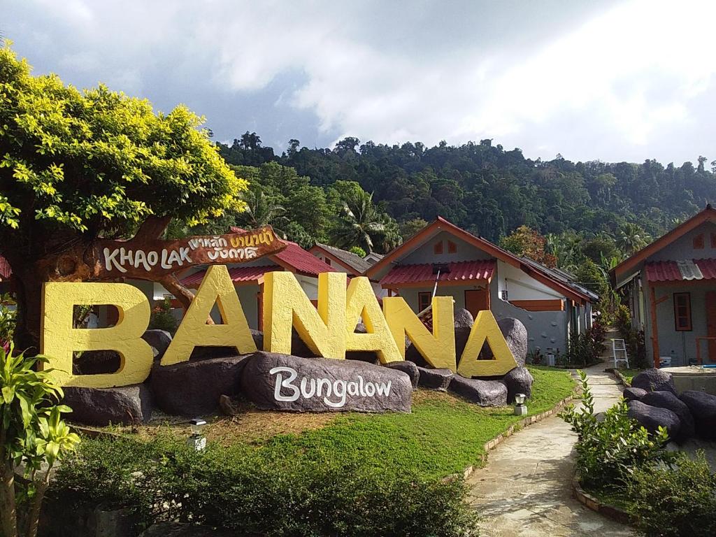 蔻立Khaolak Banana Bungalow的房屋前有标语班纳纳的标志