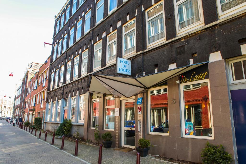 阿姆斯特丹德洛拉酒店的街道边的建筑物