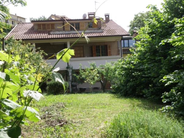 MonteciccardoVilla Ca' dell'Olmo的前面有院子的房子