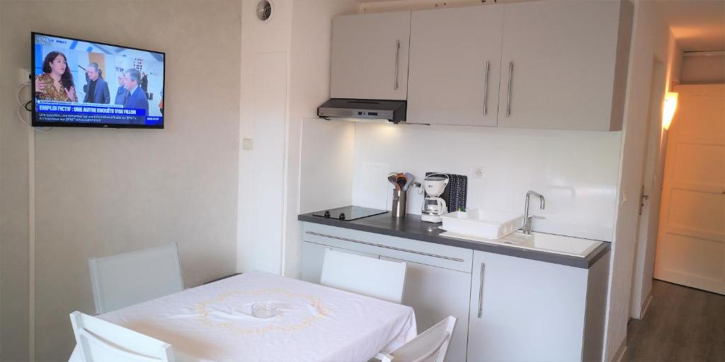 R&eacute;sidence Cap Azur Appartement 209&#x7684;&#x7535;&#x89C6;&#x548C;/&#x6216;&#x5A31;&#x4E50;&#x4E2D;&#x5FC3;