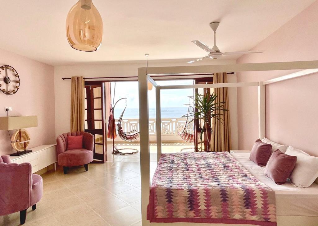 杉祖La Mera Ocean-View, 2 Bedroom - Apartment with Pool and NEW renovated Art Style Rooms的一间卧室配有一张床,享有海景