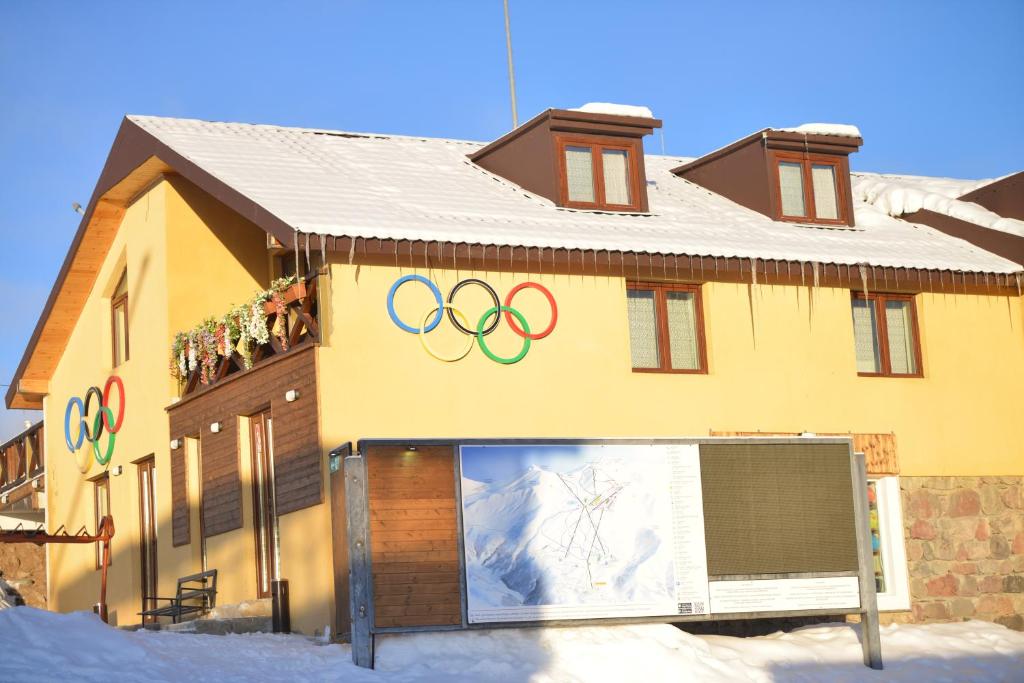 古多里OLYMP的一座在雪中奥林匹克运动会的建筑