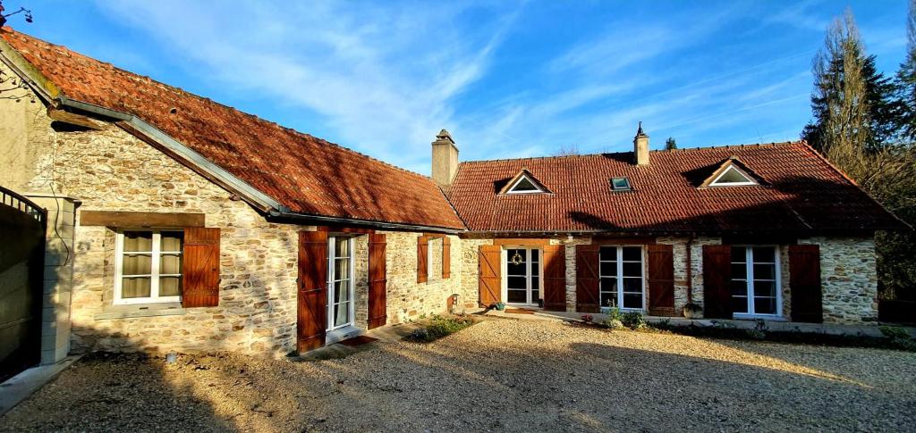 Droue-sur-DrouetteDomaine des Pousses, Chambres d'hôtes au coeur d'un village de campagne的一座红色屋顶的古老石头房子
