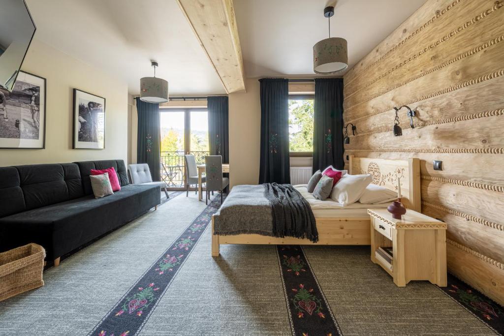 扎科帕内Highlander Heart Residence的客厅配有床和沙发
