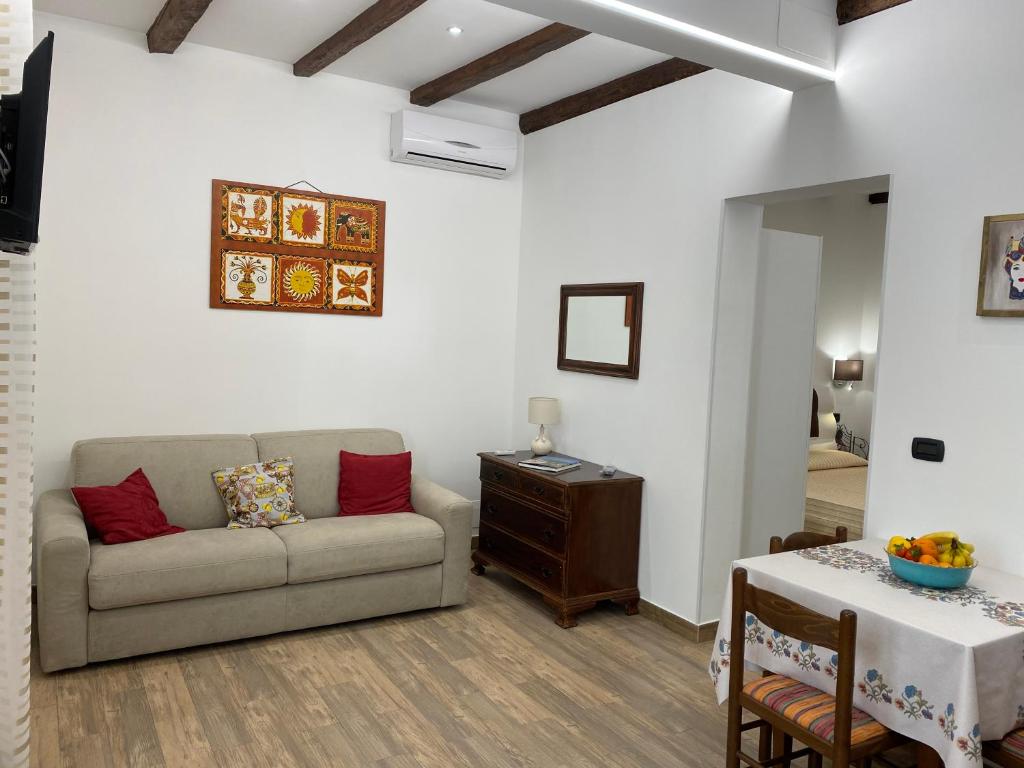 锡拉库扎Appartamenti Vittoria的客厅配有沙发和桌子