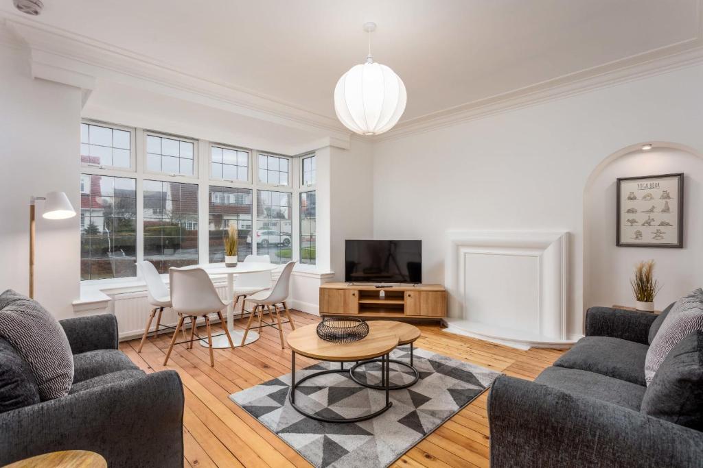艾尔Wellington View - Donnini Apartments的客厅配有两张沙发和一张桌子
