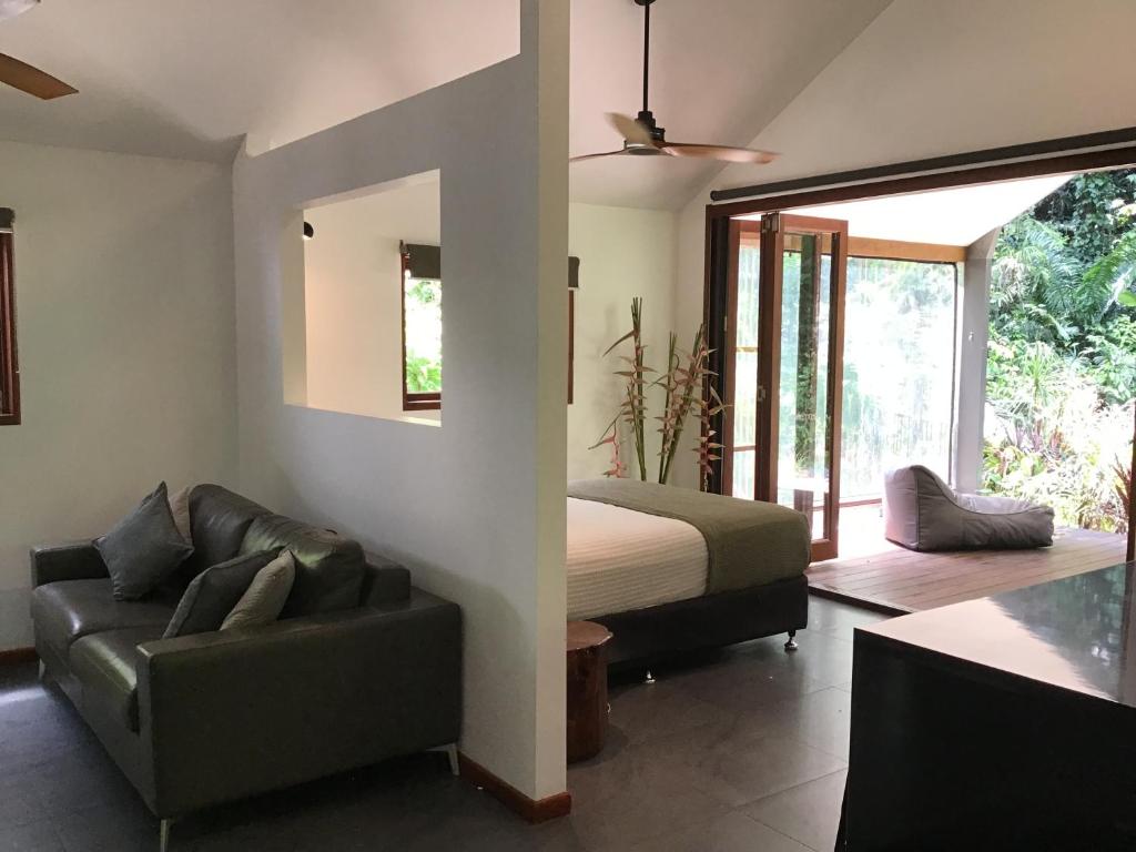 DiwanForest views的一间卧室配有一张床、一张沙发和一张床