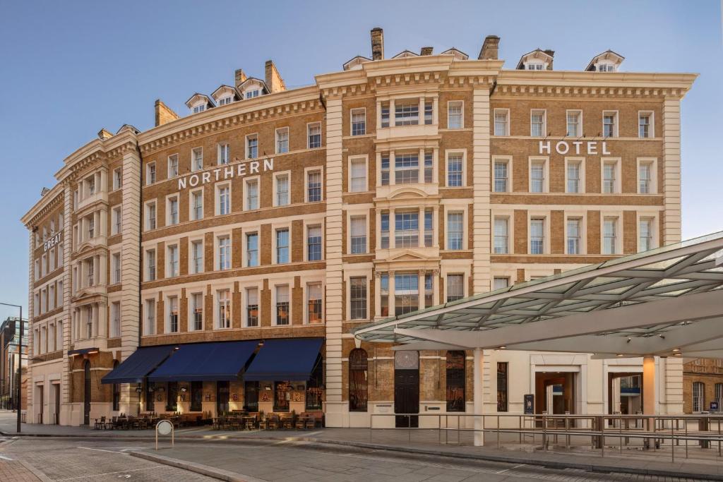 伦敦伦敦格莱特北喜达屋豪华精选酒店的街道上一座大型砖砌建筑,酒店