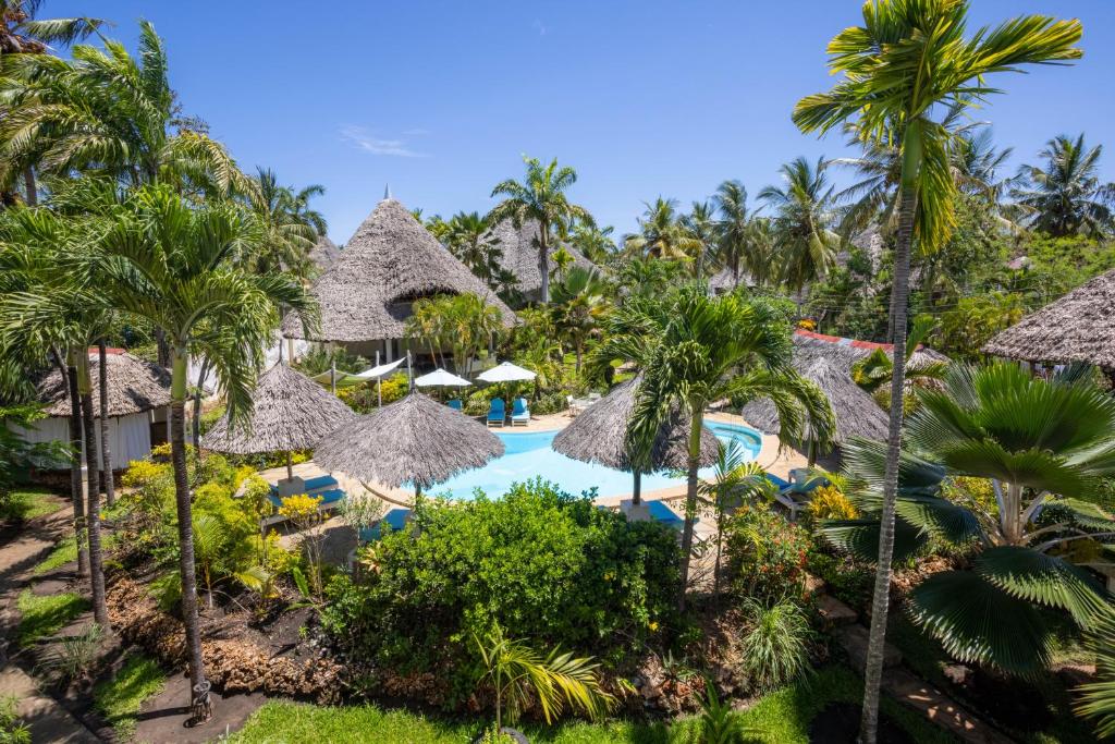 迪亚尼海滩Aestus Villas Resort的享有度假村的空中景致,设有游泳池和棕榈树
