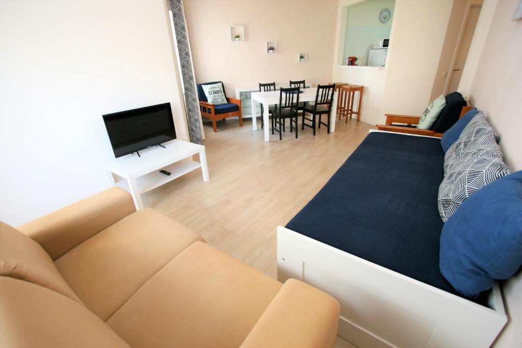 波尔蒂芒Apartment Rocha Sol的带沙发的客厅和用餐室