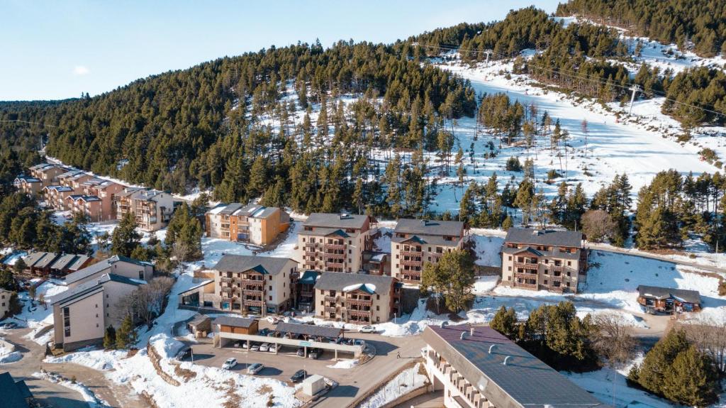 安格勒维卡西奥利伊萨德小屋公寓式酒店的雪地中度假村的空中景观