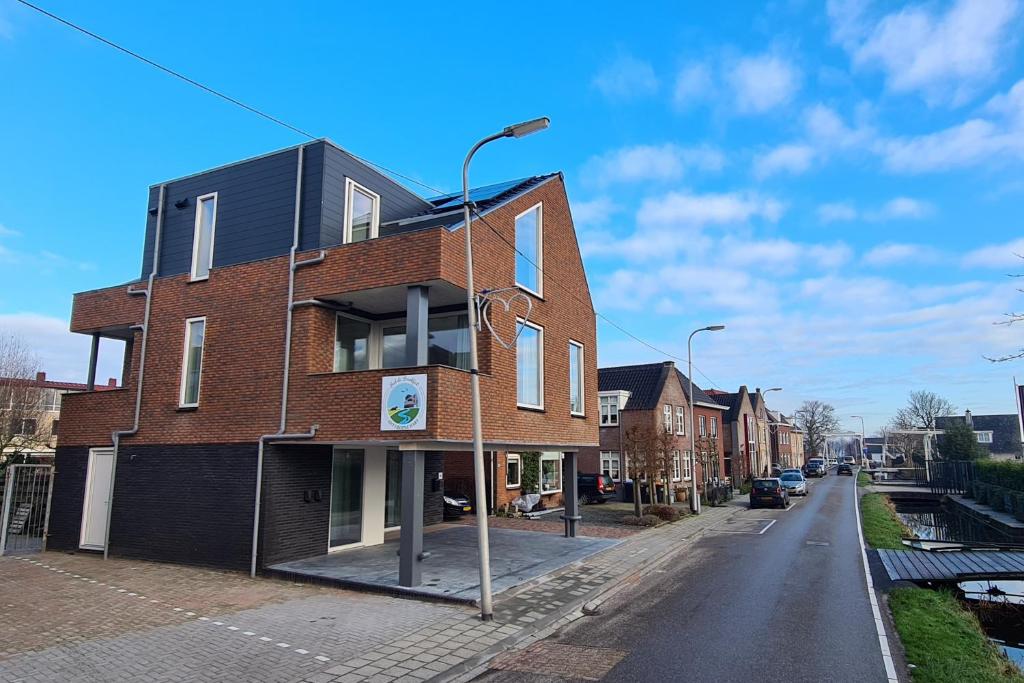 NieuwkoopB&B Het Groene Hart的街道边的砖砌建筑