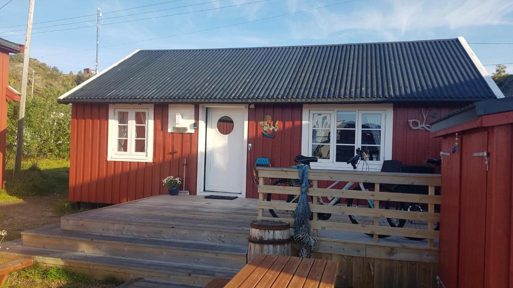 斯塔姆松Lofotbo的红色的小房子,设有木甲板