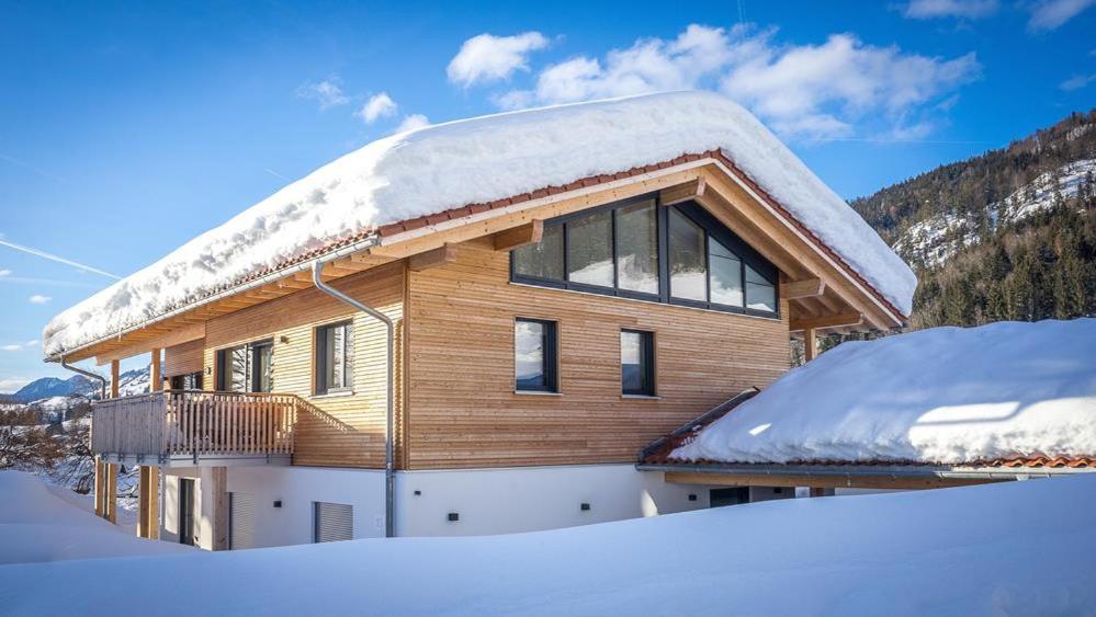 雷特温克尔Villa Wanderlust的屋顶上积雪的木屋