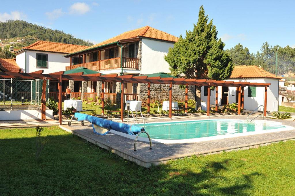 加乌拉比阿特丽斯旅馆的庭院内带游泳池的房子