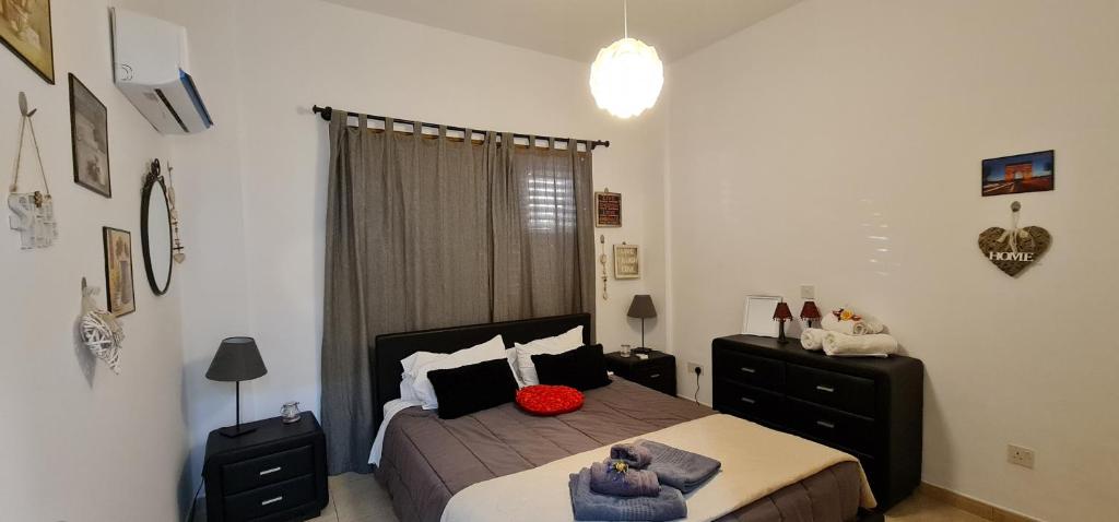 帕福斯Charalambous Apartment的一间卧室配有一张床和一个梳妆台