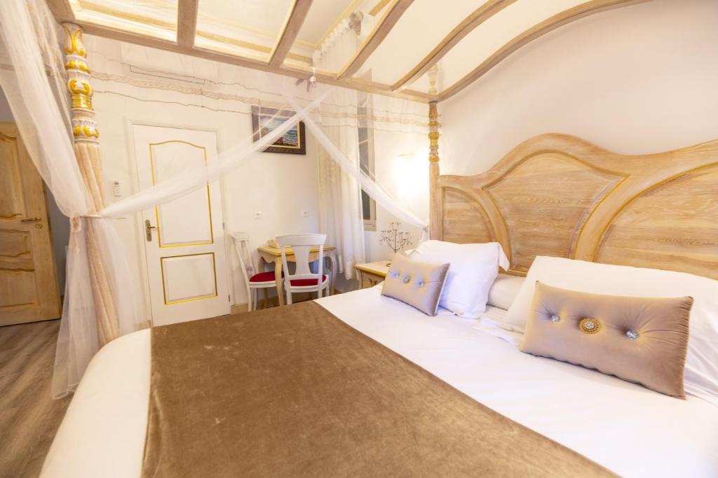 纳博讷Chambre a Baldaquin Maison de L'Église Du couvent的卧室配有带蓝色枕头的大型白色床