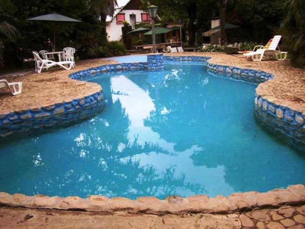 本塔纳山村阿利胡恩酒店的一座蓝色的大游泳池,四周环绕着岩石