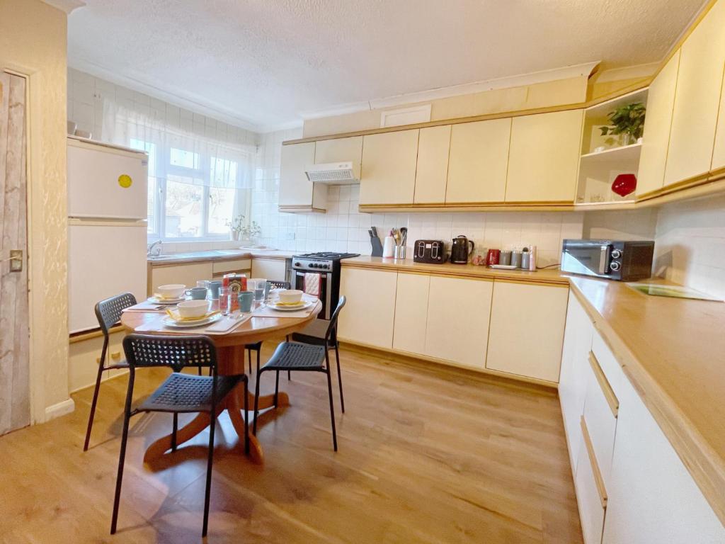 格雷夫森德3 bed duplex flat, free WIFI & Netflix, Ideal for contractors的厨房配有桌椅