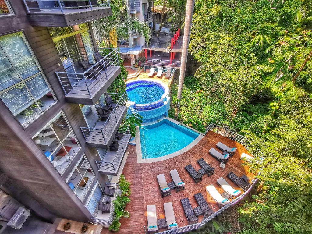 曼努埃尔安东尼奥Jungle Vista Boutique Hotel的享有别墅内游泳池的顶部景致