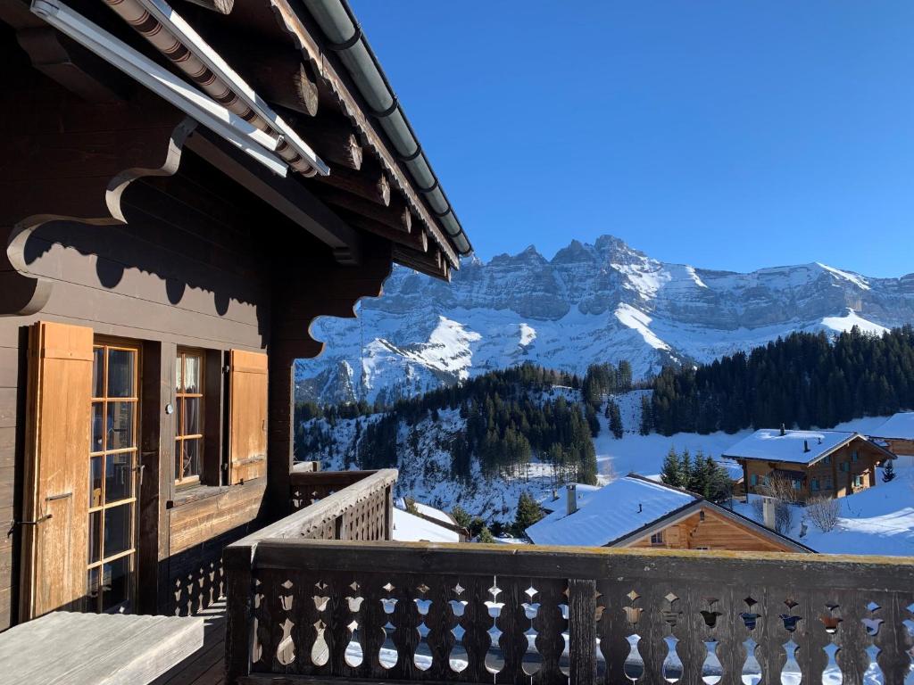香普森Chalet à la montagne的阳台享有白雪 ⁇ 的山景。