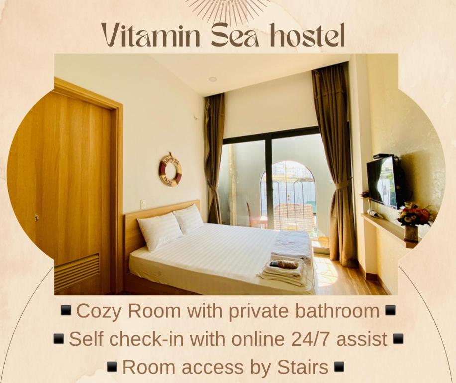 芽庄Vitamin Sea Homestay Nha Trang的一张带床和电视的房间的海报
