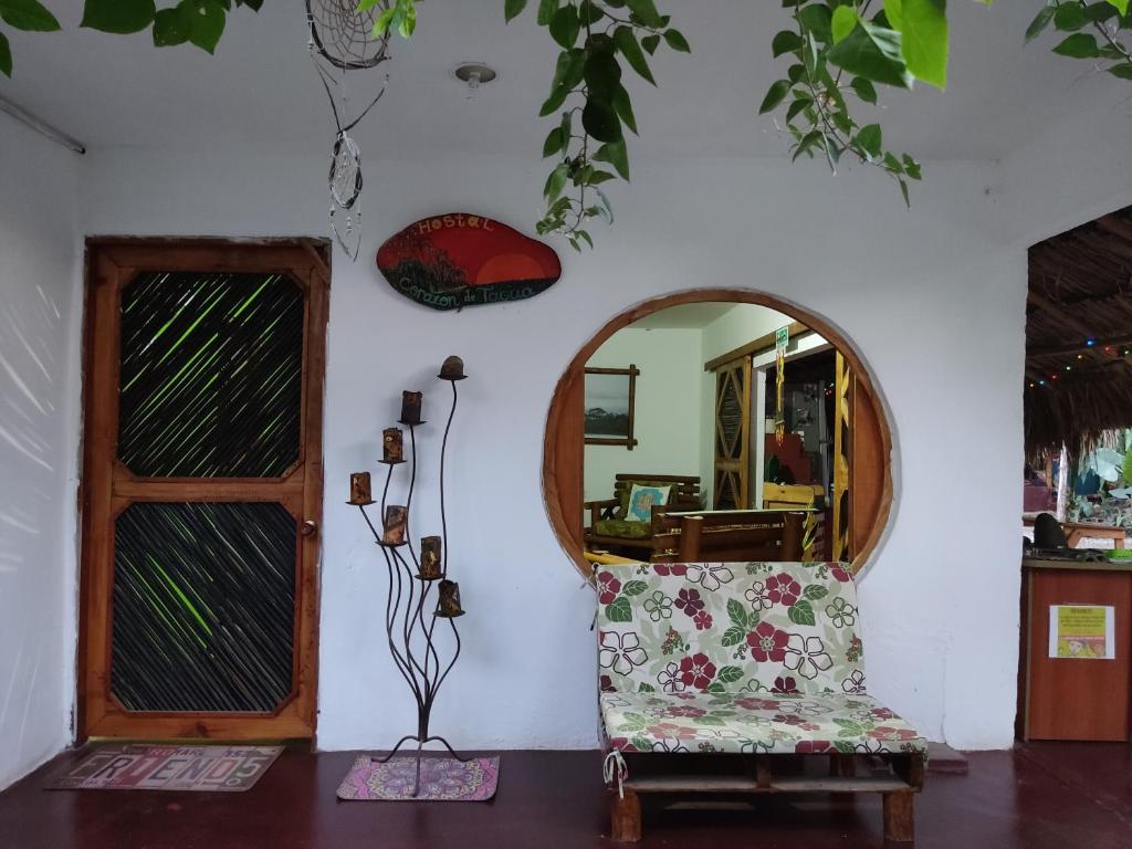 帕洛米诺Hostal Corazón de Tagua的一间带椅子和镜子的房间