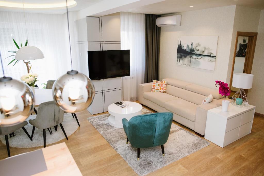 苏博蒂察Lusso Apartman的客厅配有沙发和桌子