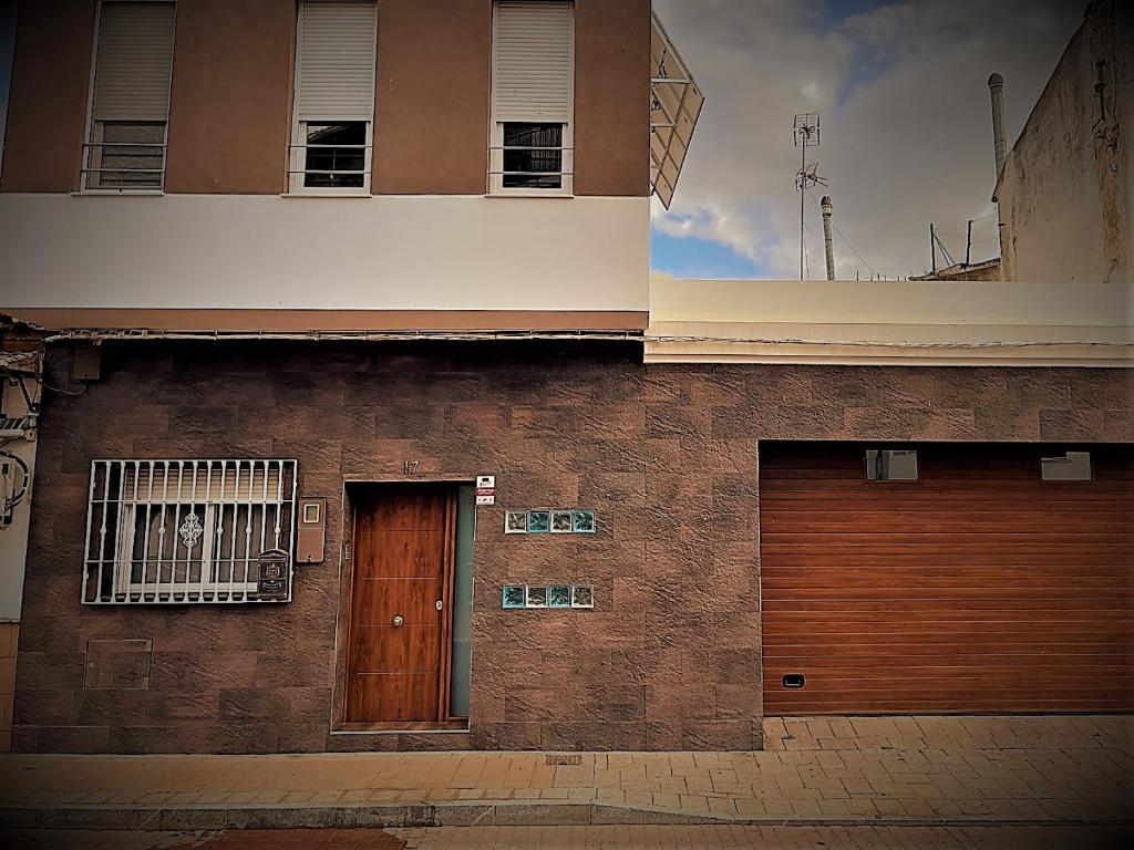 莫特里尔RentitSpain Carrera del Mar, 17 Apartamento的砖砌的建筑,设有木门和门