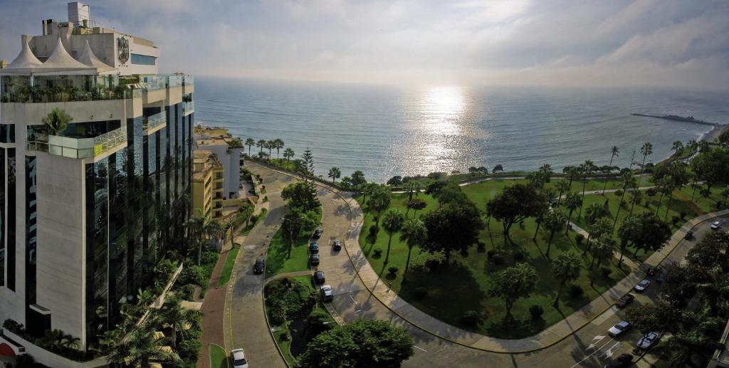 利马Miraflores Park, A Belmond Hotel, Lima的从大楼内可欣赏到海景