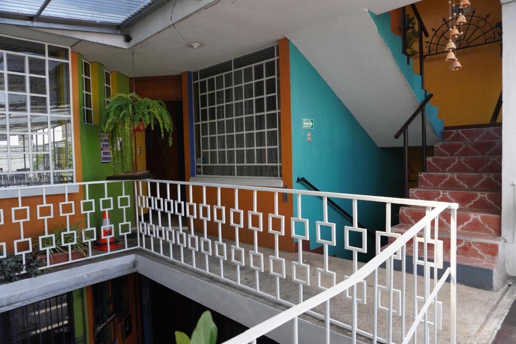 危地马拉Hostal Guatefriends的房屋设有通往前门的楼梯