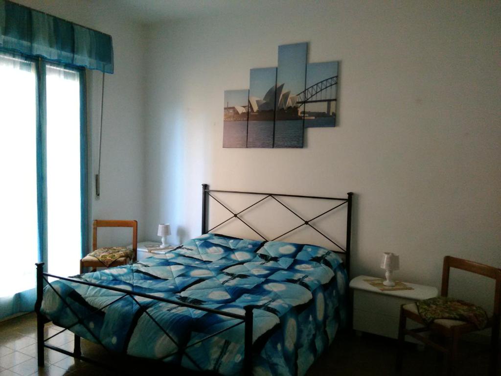 圣温琴佐Costa degli Etruschi的一间卧室配有一张带蓝色棉被的床