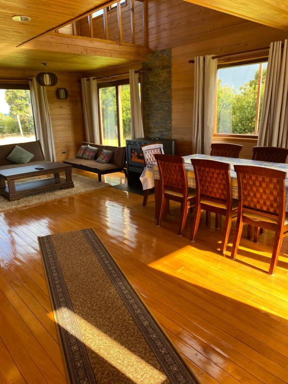 RaucoCasa Tauco的客厅配有沙发和桌椅
