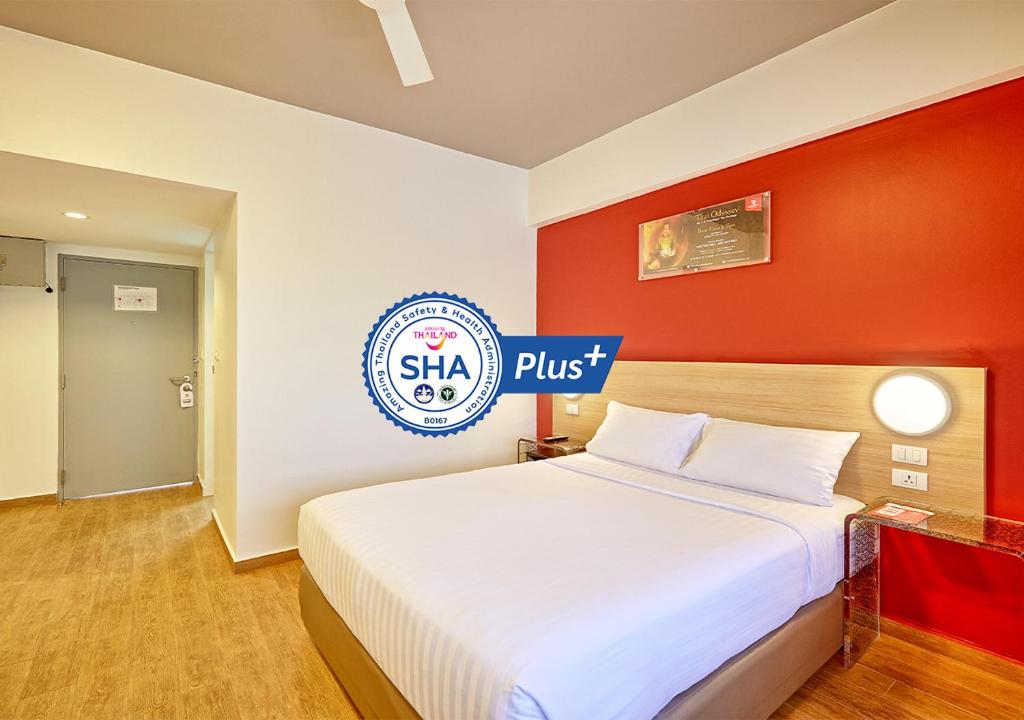 合艾Red Planet Hat Yai SHA extra plus的一间卧室设有一张红色墙壁的大床