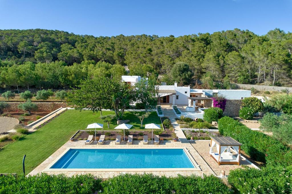 圣塔格鲁迪斯麻姑别墅的享有庭院的空中景致,设有游泳池