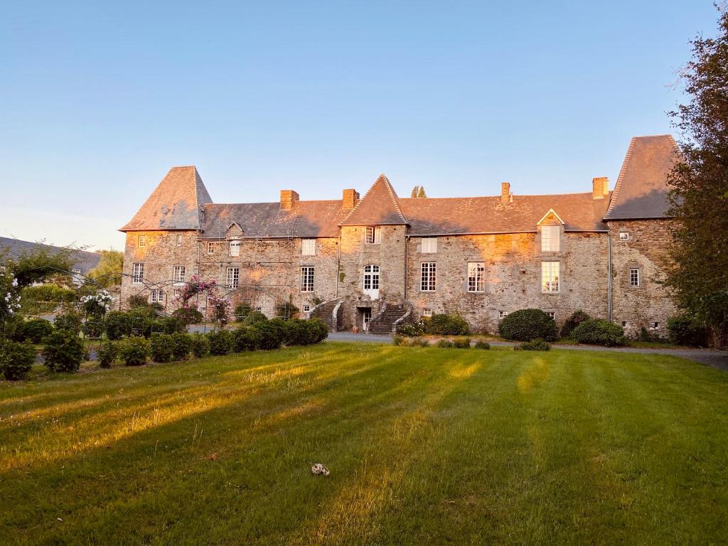 HébécrevonLe Château de la Roque-Logis Hôtels的一座古老的城堡,有大草地庭院