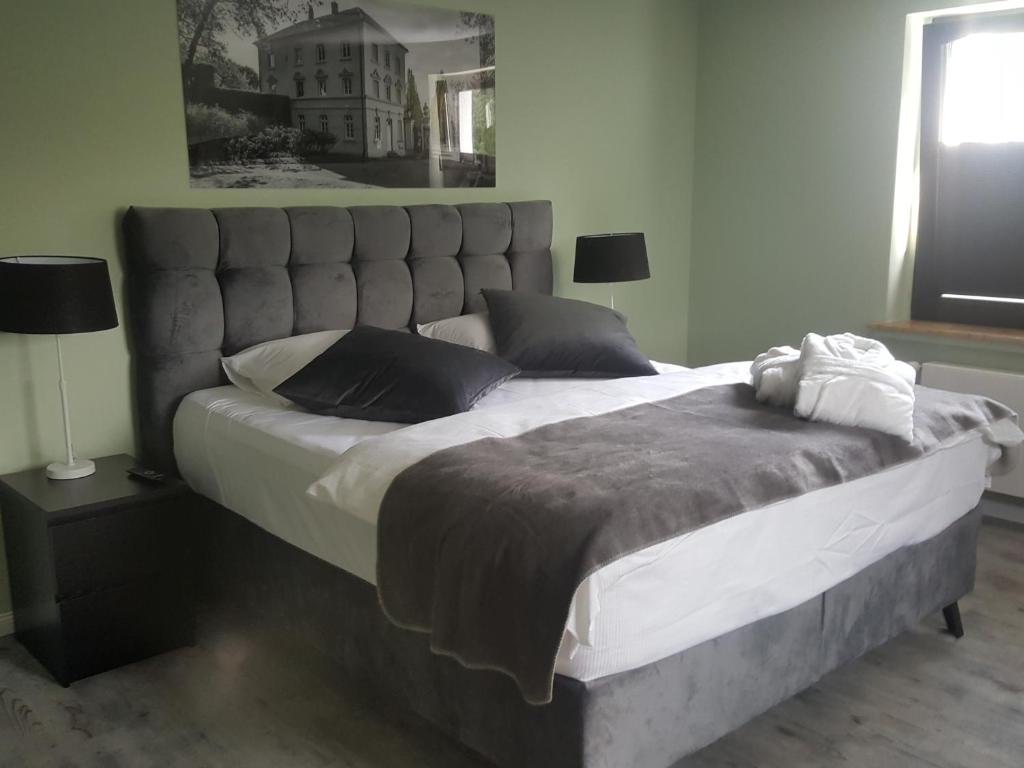 翁纳Hotel Hilleringmann的卧室内一张带大床头板的大床