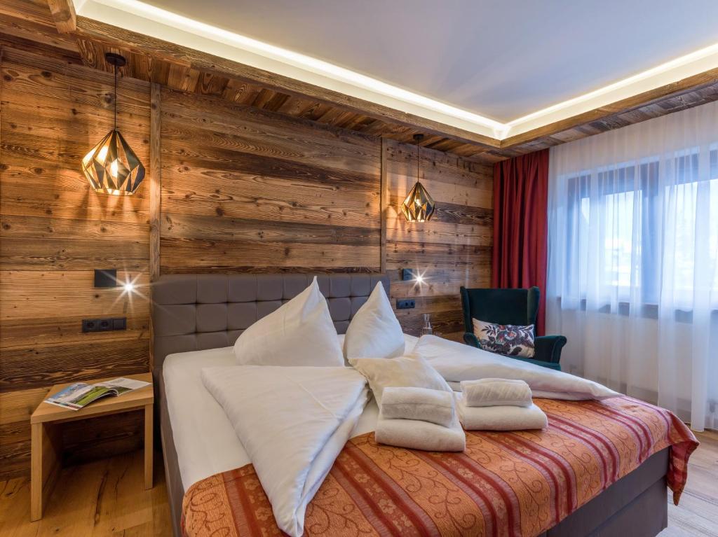 瑟尔Tennenwirt的一间卧室配有一张木墙床