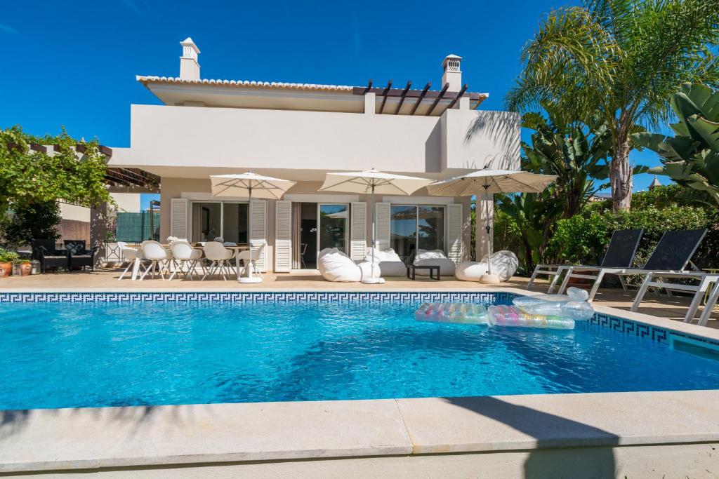 拉戈斯Casa Eleonora b&b的别墅前设有游泳池