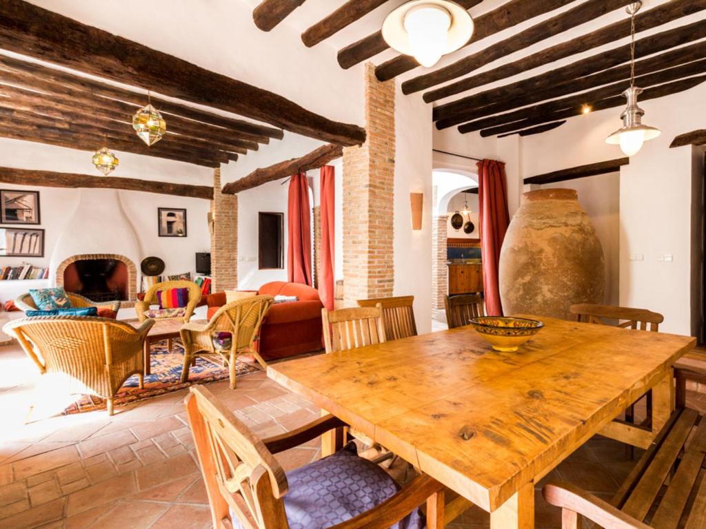 Pinos del ValleCasa dos tinajas的客厅配有木桌和椅子