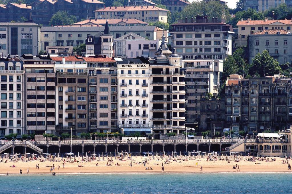 圣塞瓦斯蒂安妮扎酒店的享有海滩美景,拥有建筑和人