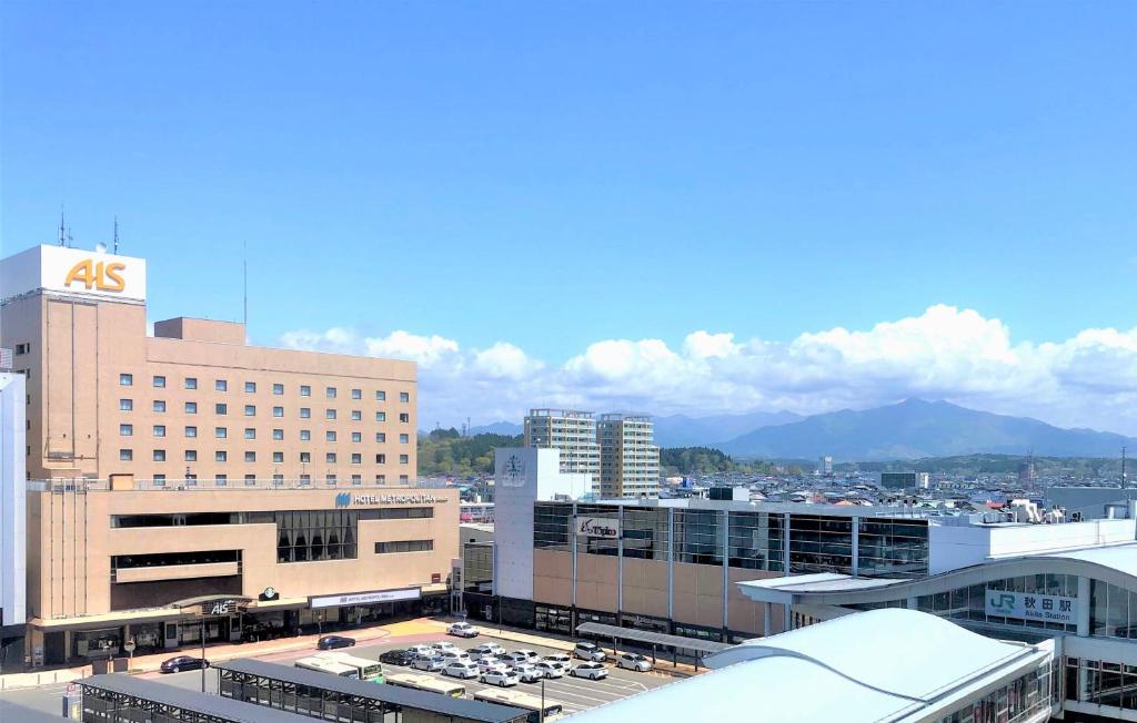 秋田秋田大都会酒店的享有城市美景,设有建筑和山脉