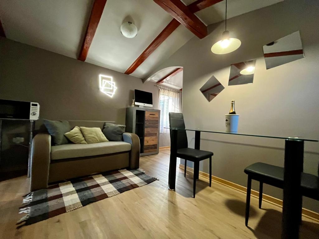 斯楚雅Apartment Eos的客厅配有沙发和桌子