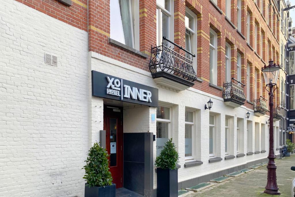 阿姆斯特丹XO因内酒店的街道上带有x线标志的建筑物
