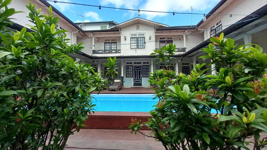 帕拉马里博泽兰迪亚套房酒店的一座房子前面设有游泳池