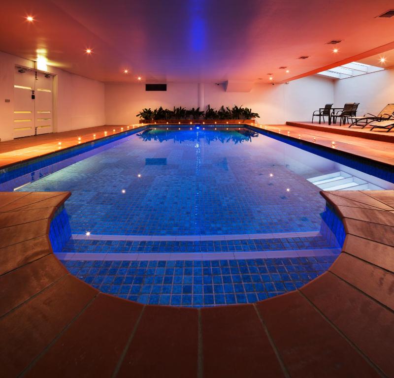 堪培拉Canberra Parklands Central Apartment Hotel Official的铺有蓝色瓷砖的大型游泳池