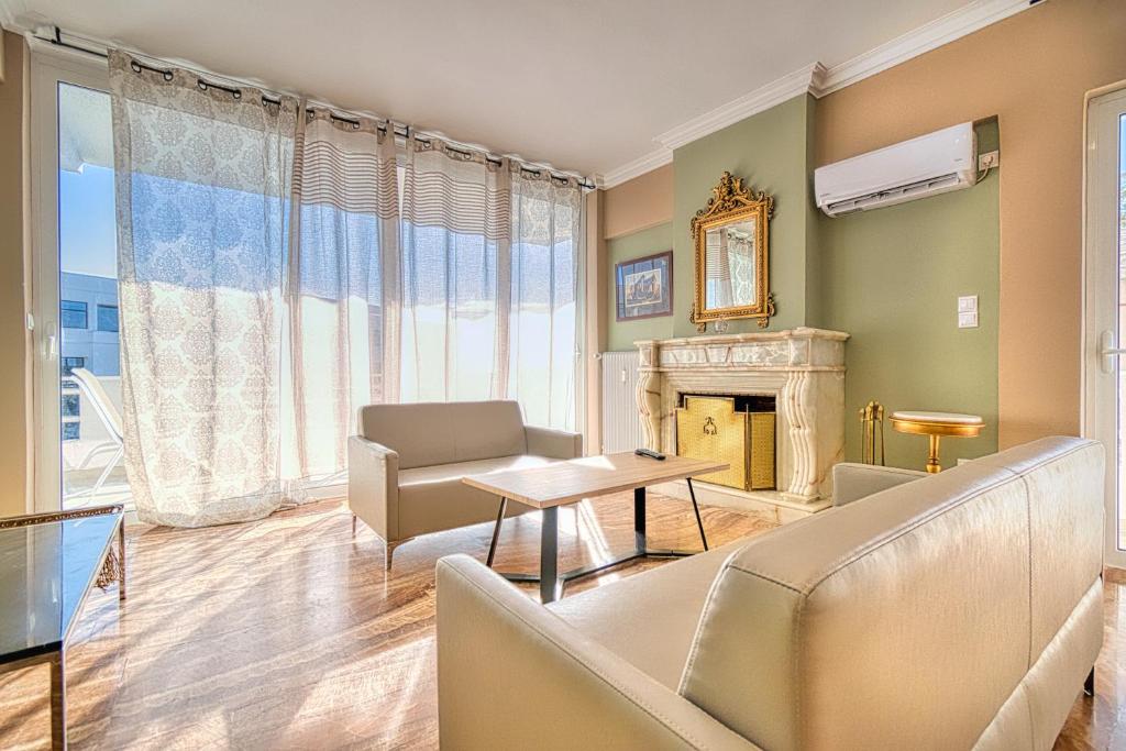 雅典Elegant flat Marousi District的带沙发和壁炉的客厅