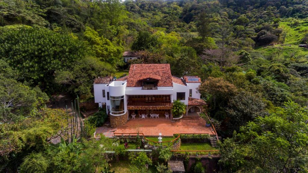 圣何塞Exclusive Hotel Don Ernesto By La Chimba的森林中房屋的空中景观