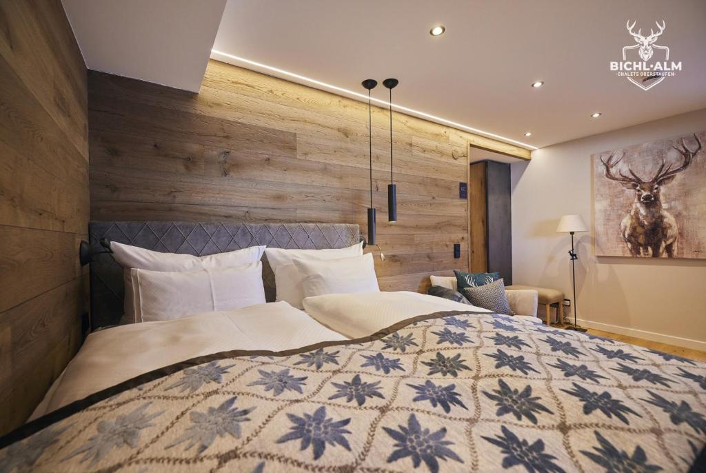 上施陶芬Chalet Goldstück的一间卧室设有一张带木墙的大床